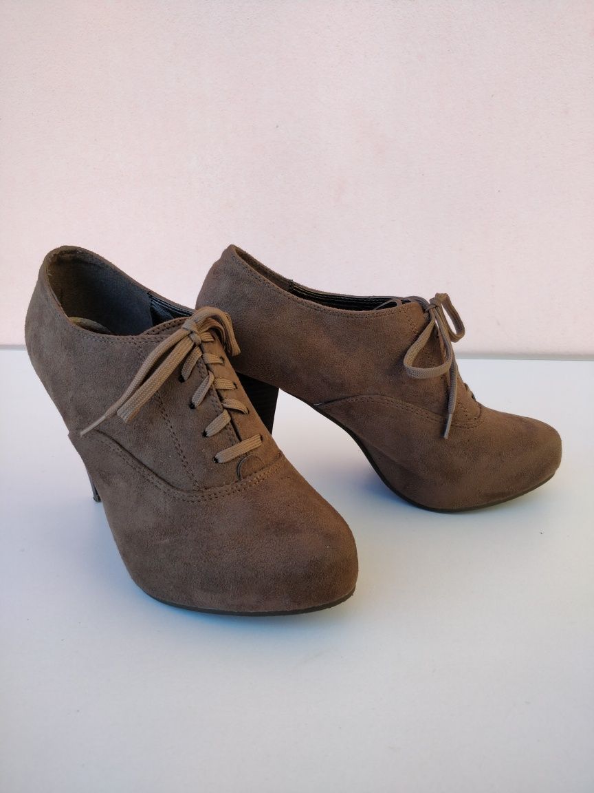 Botins salto tam. 39 (portes incluídos)