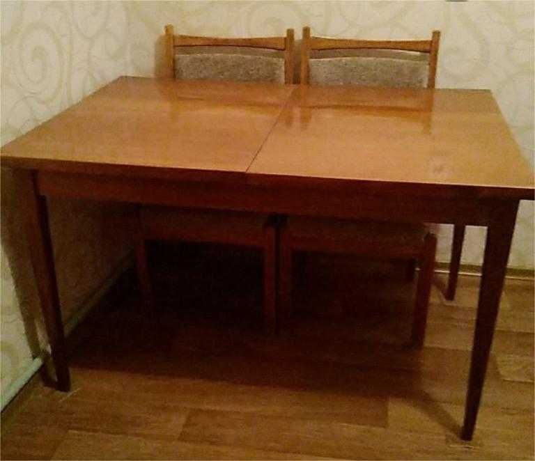 Стол деревянный, покрытый лаком