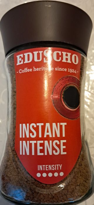 Kawa rozpuszczalna Eduscho Instant Intense o intensywnym smaku.