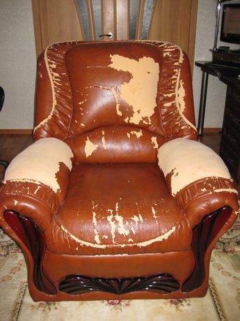 Кресло коричневое из кожезаменителя
