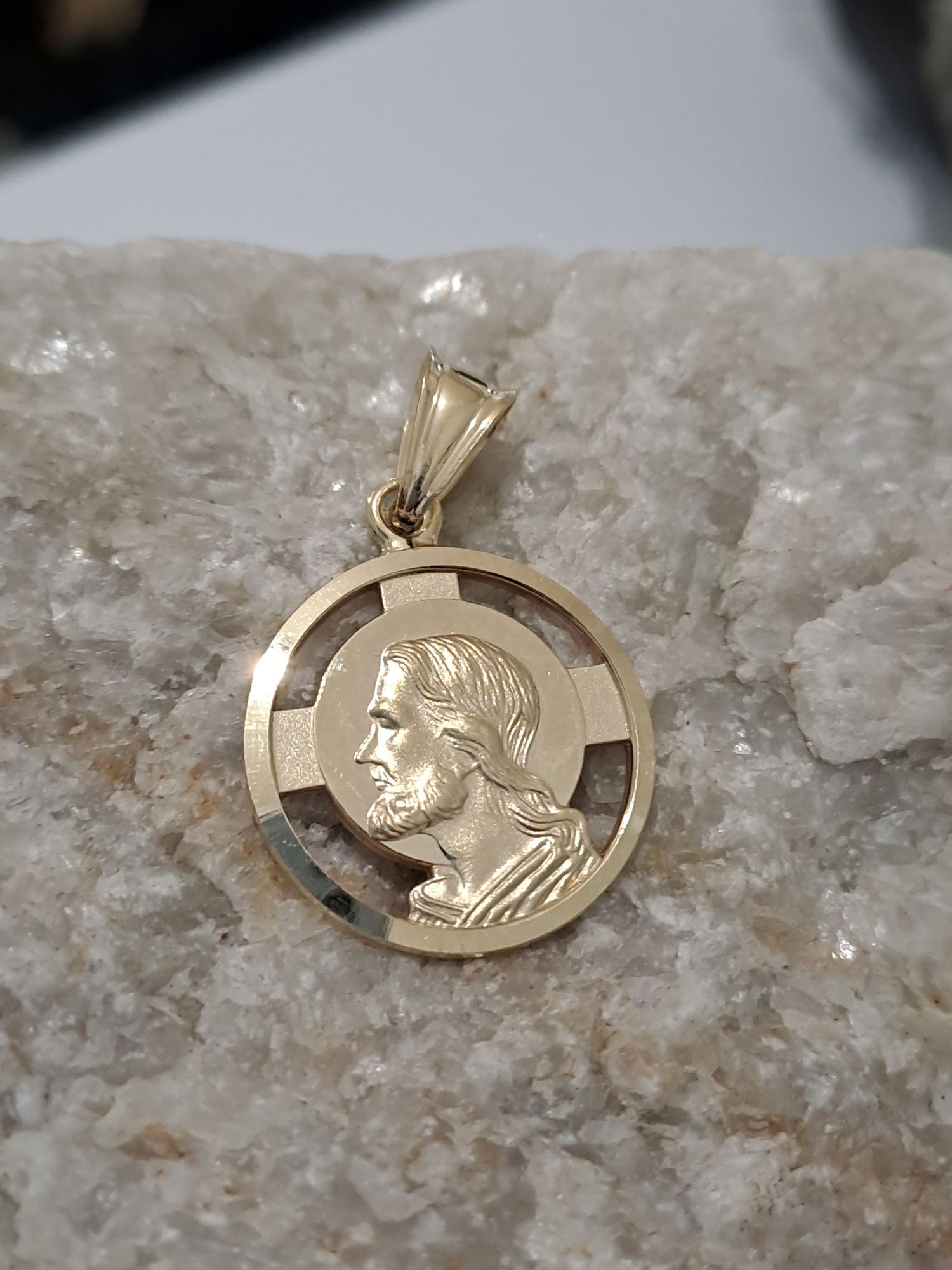 Złota zawieszka Medalik Jezus 585 Nowa  okragła 2 cm
