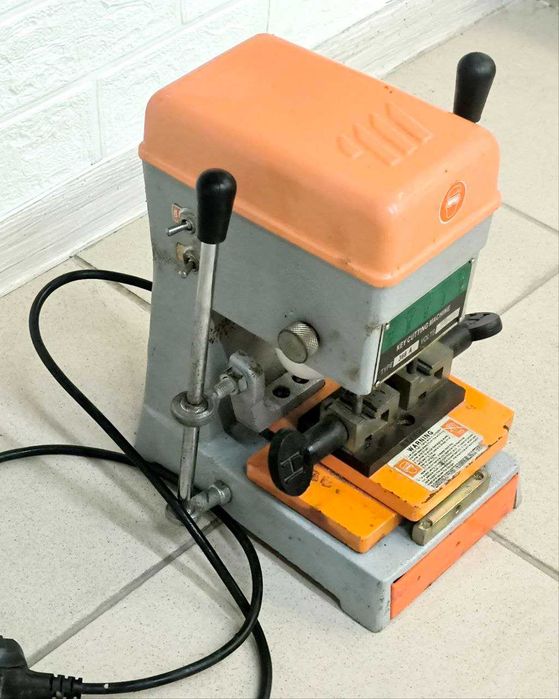 Вертикально-фрезерний верстат для виготовлення ключів, дублікатор