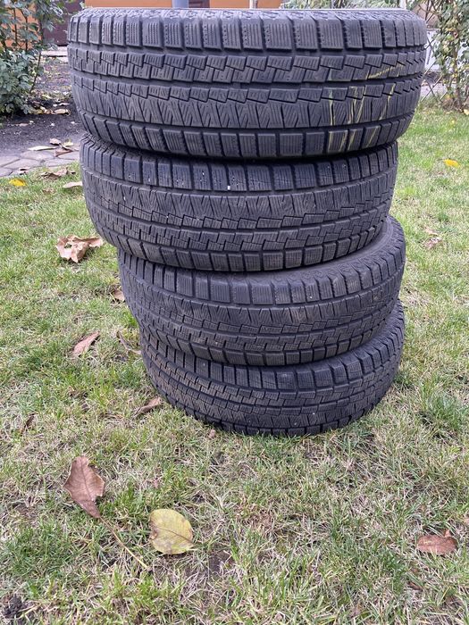 Продам зимний комплект шин 185/65R14