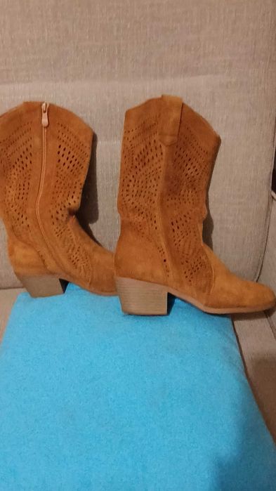 Sprzedam buty kozaczki zamszowe w kolorze rudym