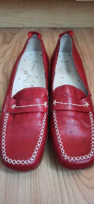 Czerwone skórzane mokasyny