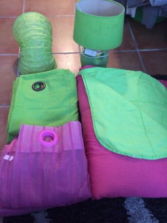 Vendo conjunto de 2 pares cortinados ,candeeiros,mantas e tapete verde