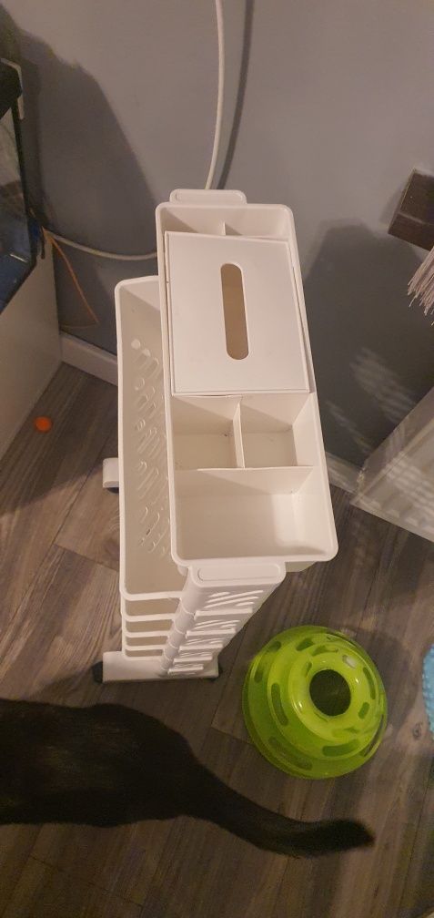 Plastikowy ragł na książki,na kółkach