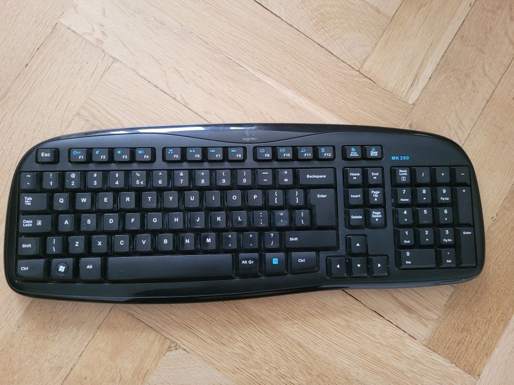 Klawiatura Logitech plus myszka
