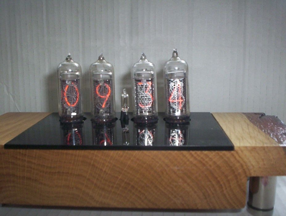 Zegar retro na lampach nixie w obudowie z korą