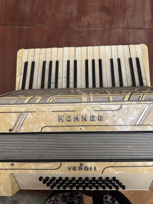 Музичний інструмент аккордеон Hohner Verdi 1   в хорошому стані