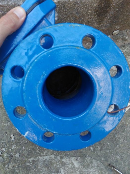 Продаётся клапан обратный, фланцевый ДН 80 с резиновым затвором.