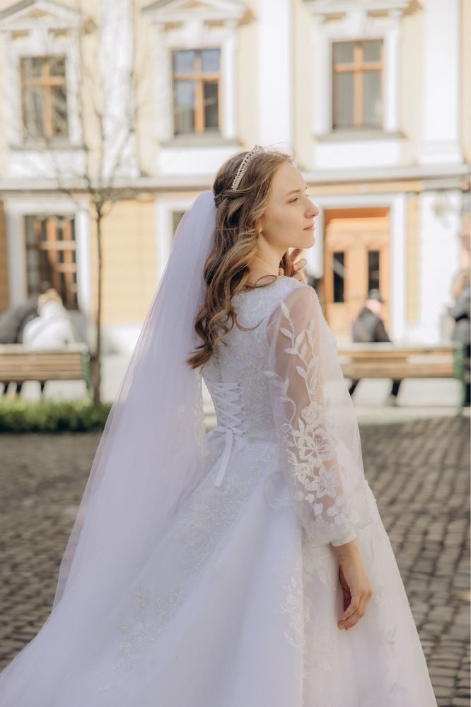 Неймовірна весільна сукня зі шлейфом!! Ціна договірна
