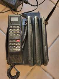 Zabytkowy, pierwszty telefon komórkowy Motorola Associate 2000