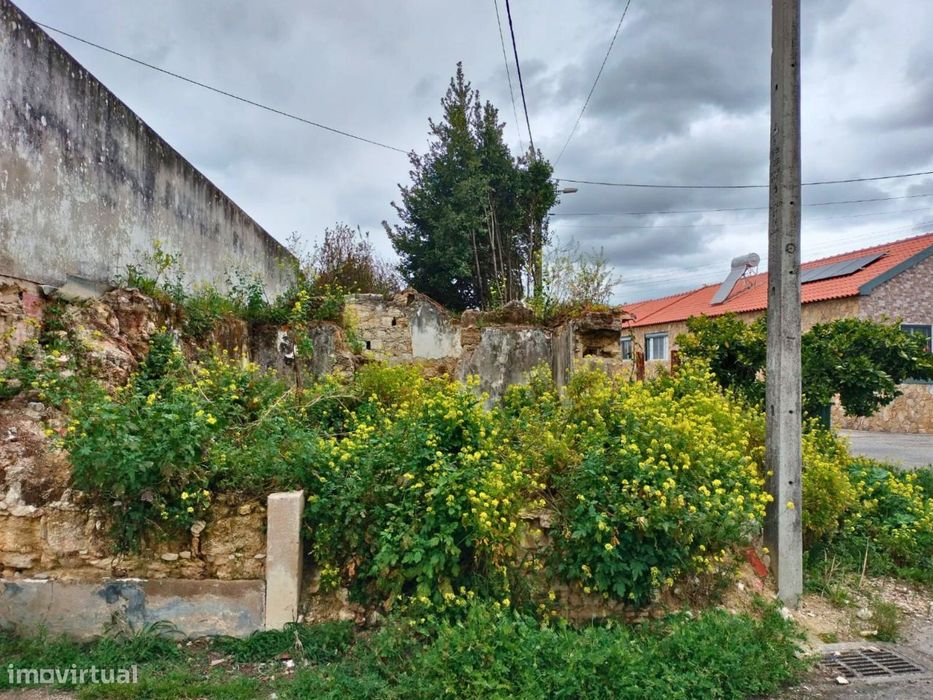 Moradia para recuperar no centro da Romeira