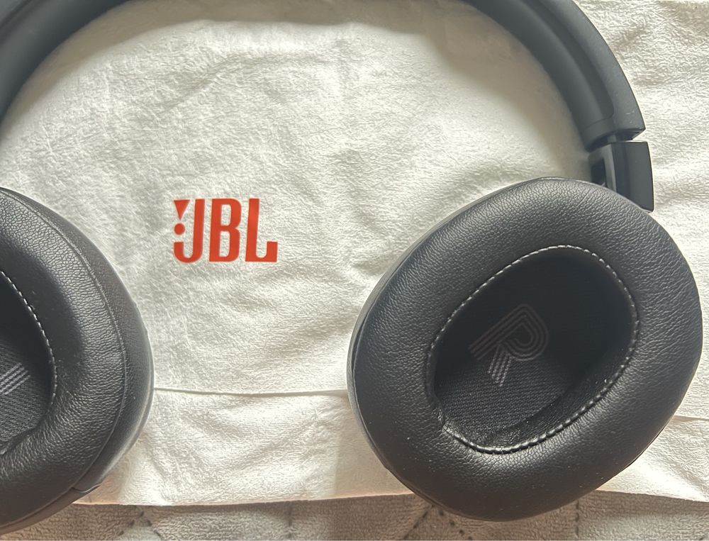 Продам навушники з блютуз JBL модель TUNE720ВТ