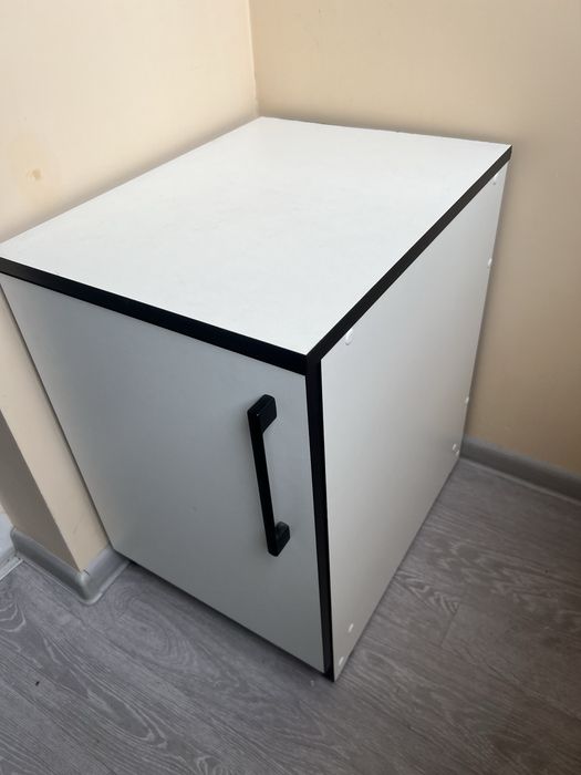 Тумбочка біла з чорним