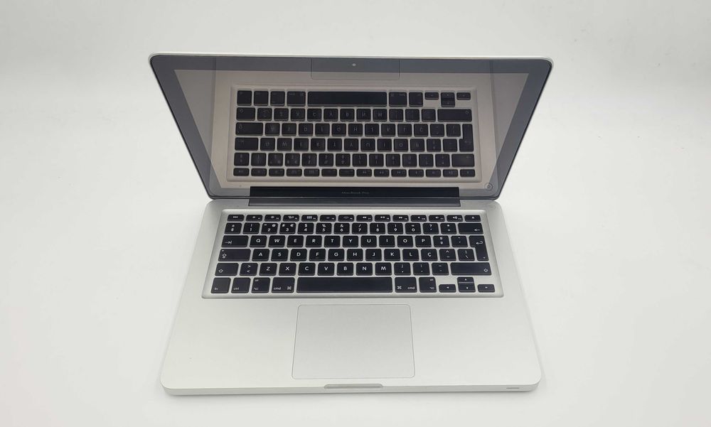 Macbook Pro 13 (i5 | 8GB RAM | 240GB SSD)