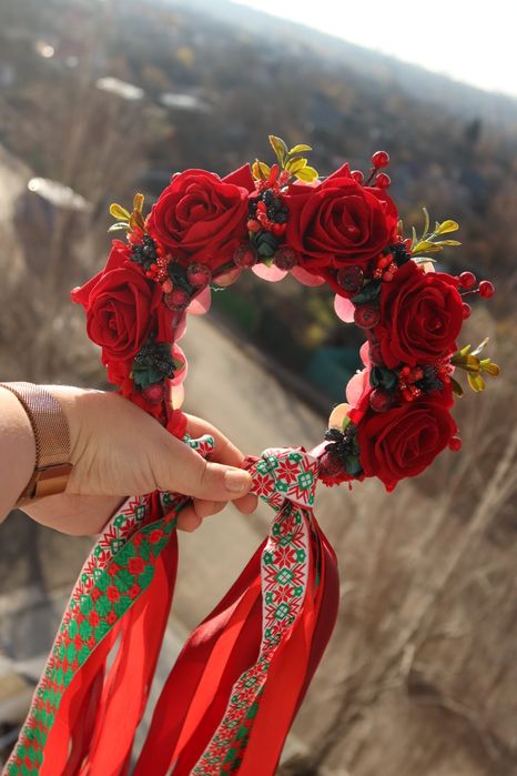 Пишний квітковий трояндовий віночок із стрічками орнамент