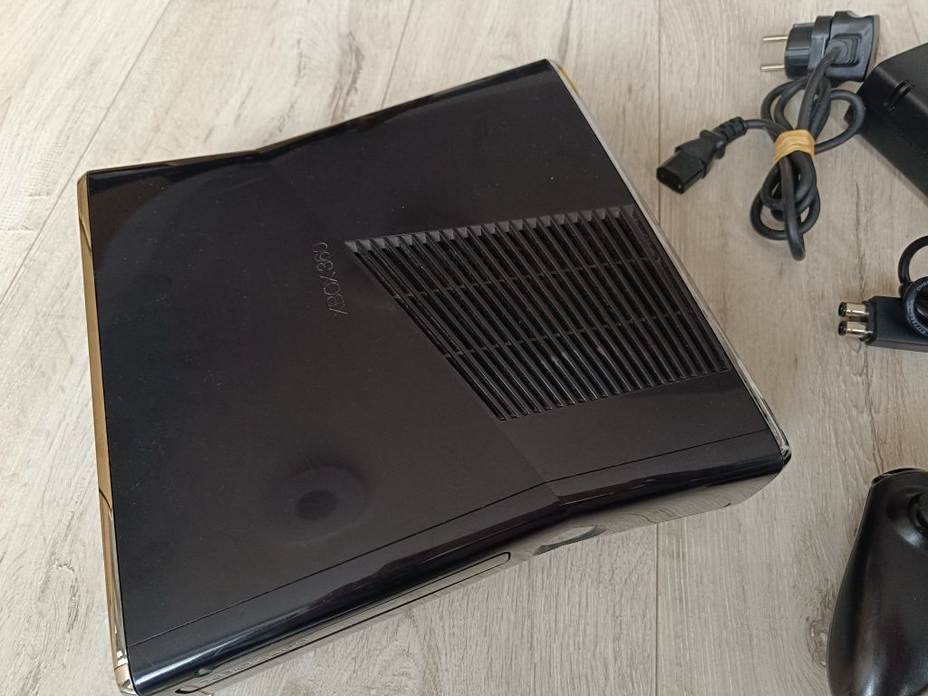 Konsola Xbox 360 Slim E 250gb pad bezprzewodowy 2 gry