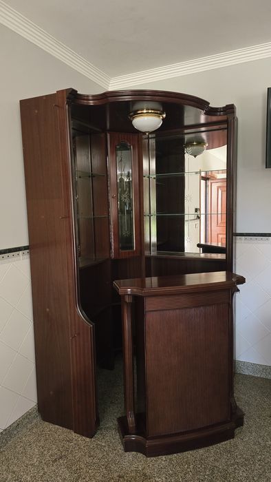 Bar/Garrafeira de canto clássico