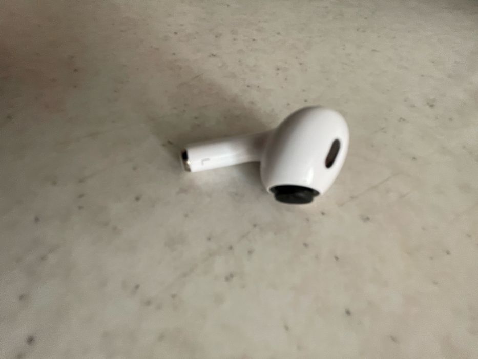 Airpods pro 2, навушники лівий (3047) та правий (2698).