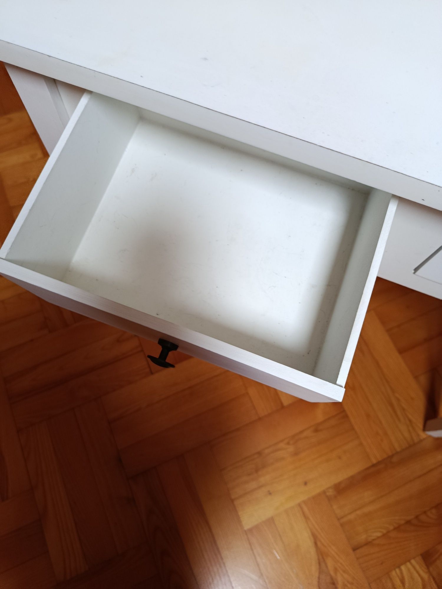 Biała toaletka z szufladami
