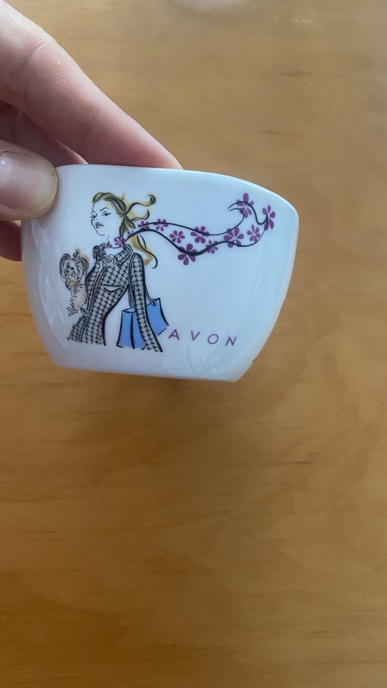 Zestaw zawowy AVON 4 filizanki z talerzykami i cukierniczką