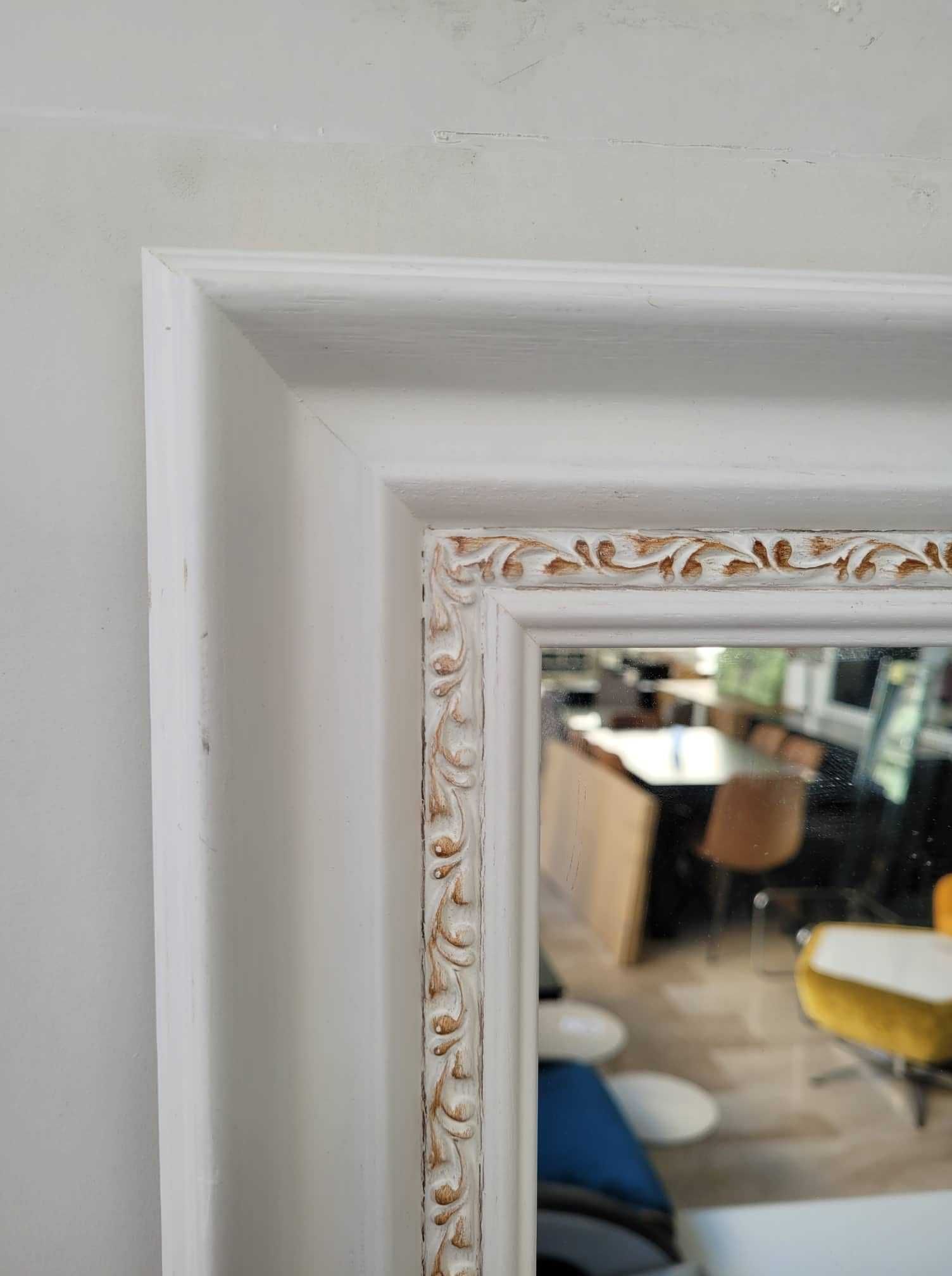 Espelho 70x90 moldura branca com apontamento dourado