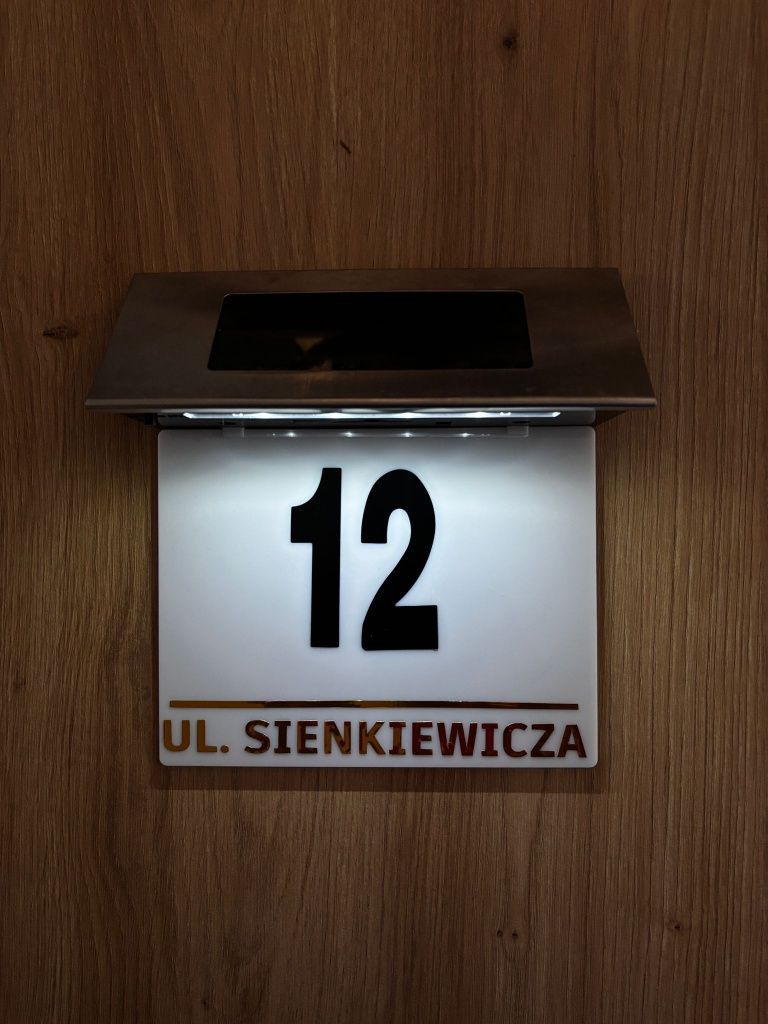 Podświetlana tabliczka LED z adresem numer domu i ulica z czujnikiem