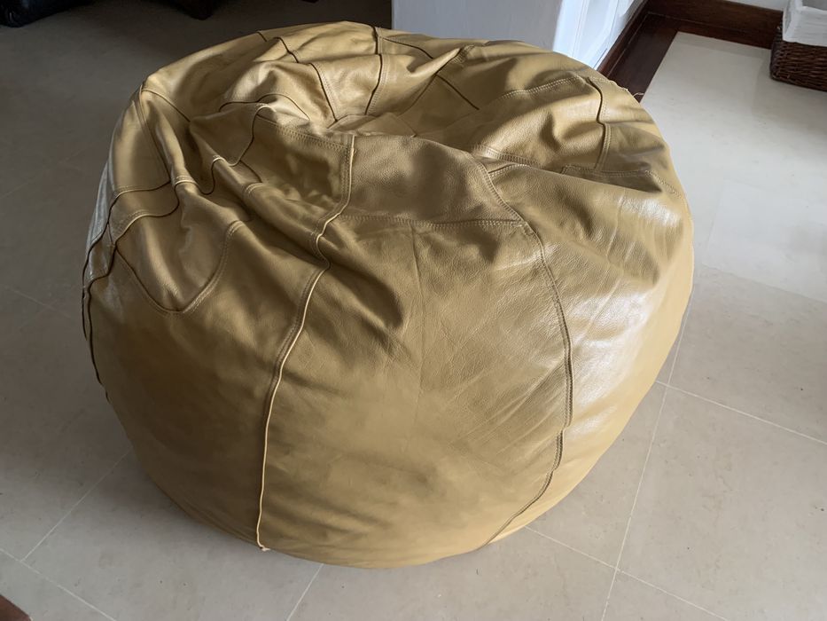 Puff em pele (cor de areia)