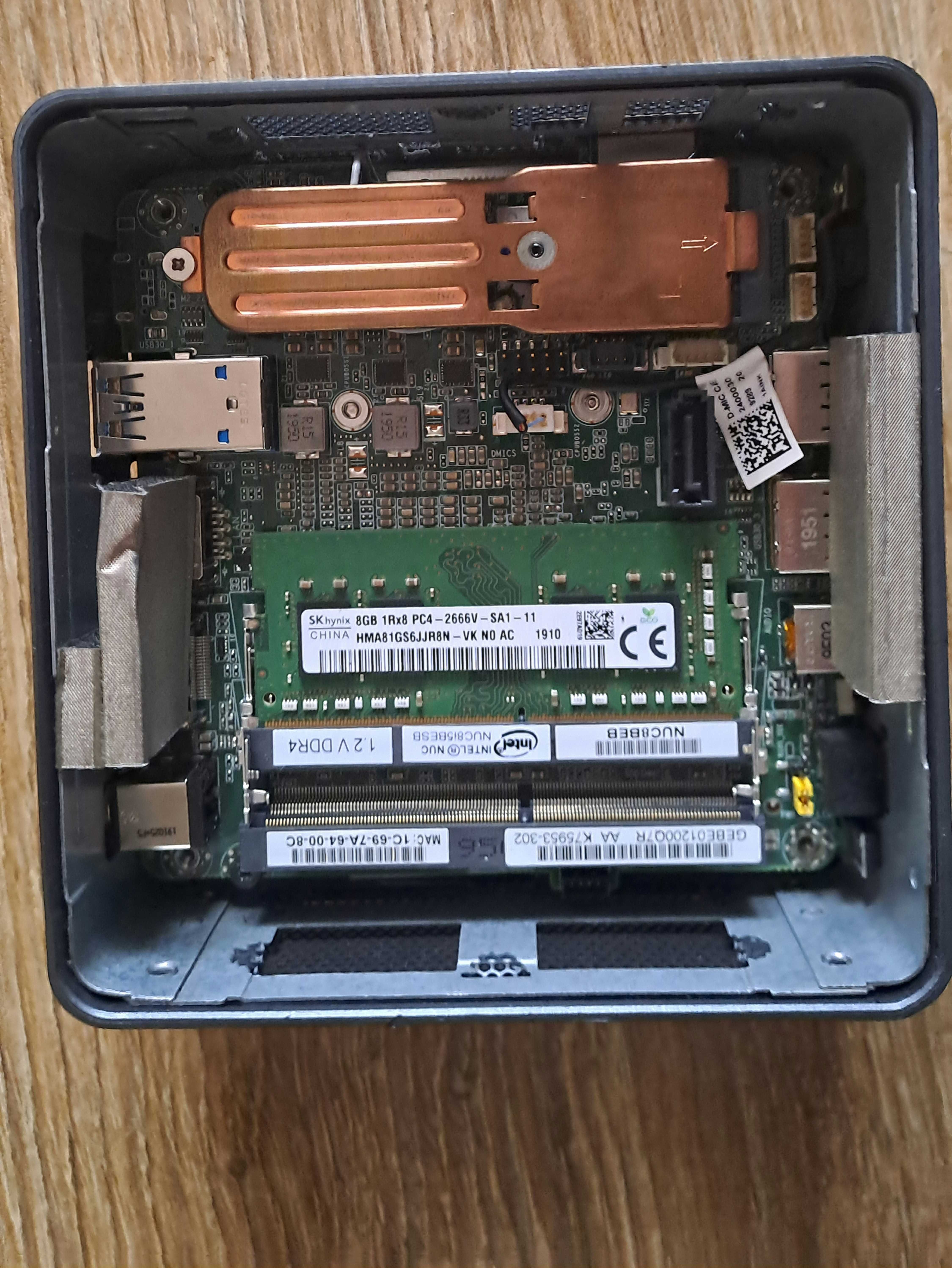 Mini komputer Intel o modelu Nuc8i5BESB