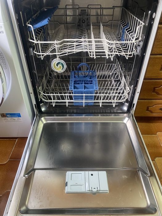 Maquina de Lavar Loiça Indesit e Microondas