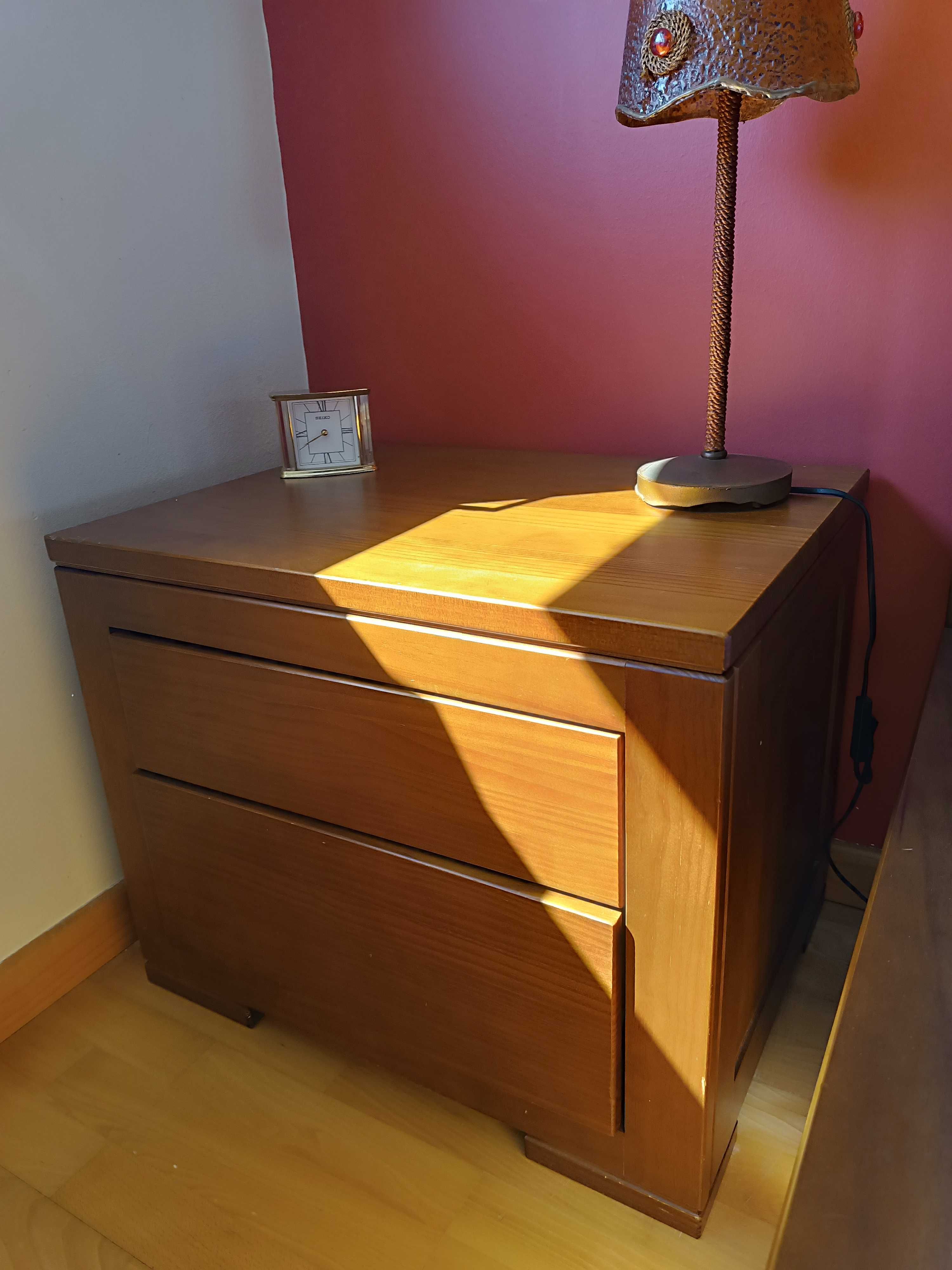 Quarto casal - cama + colchão + roupeiro + cômoda + mesa cabeceira