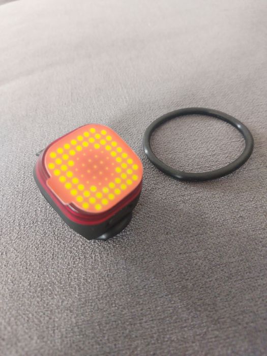 Lampka rowerowa Knog Blinder Mini Square tył widoczność 300 metrów USB