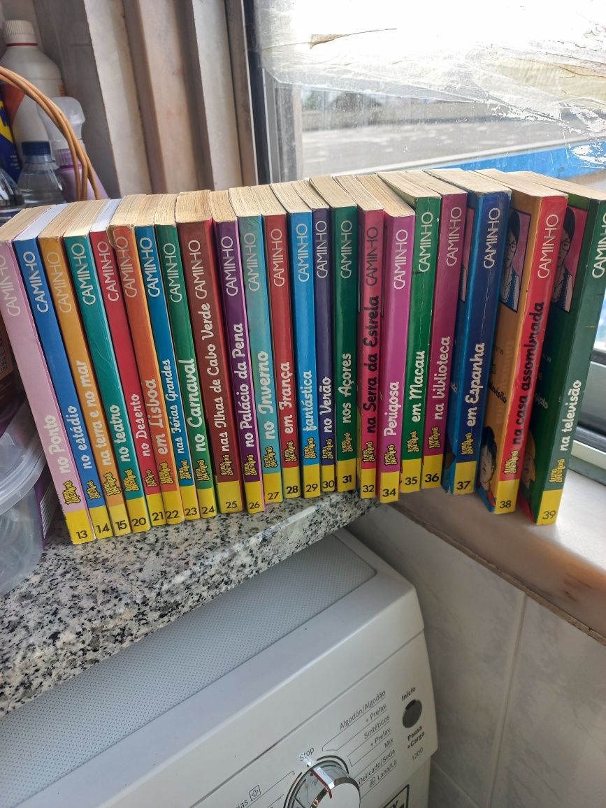 Colecção incompleta "Uma Aventura..." composta por 47 livros