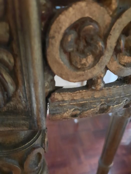 Mesa antiga trabalhada - Aparador