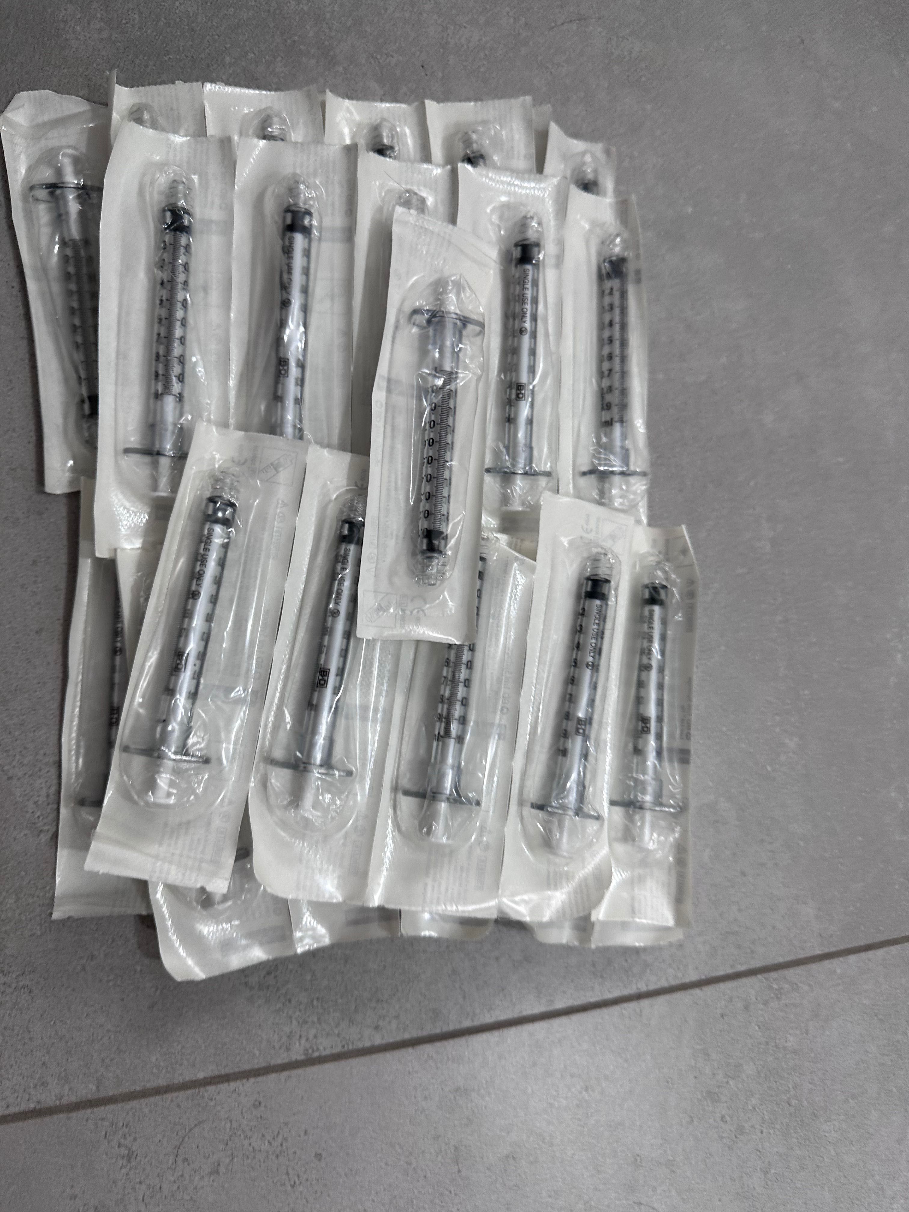 Strzykawki 1ml grube porządne i łączniki adapter do kwasu na sztuki