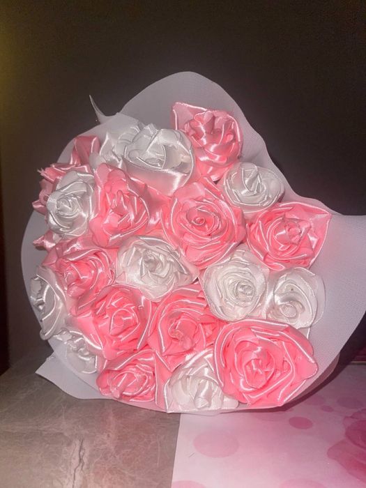 21 атласна троянда