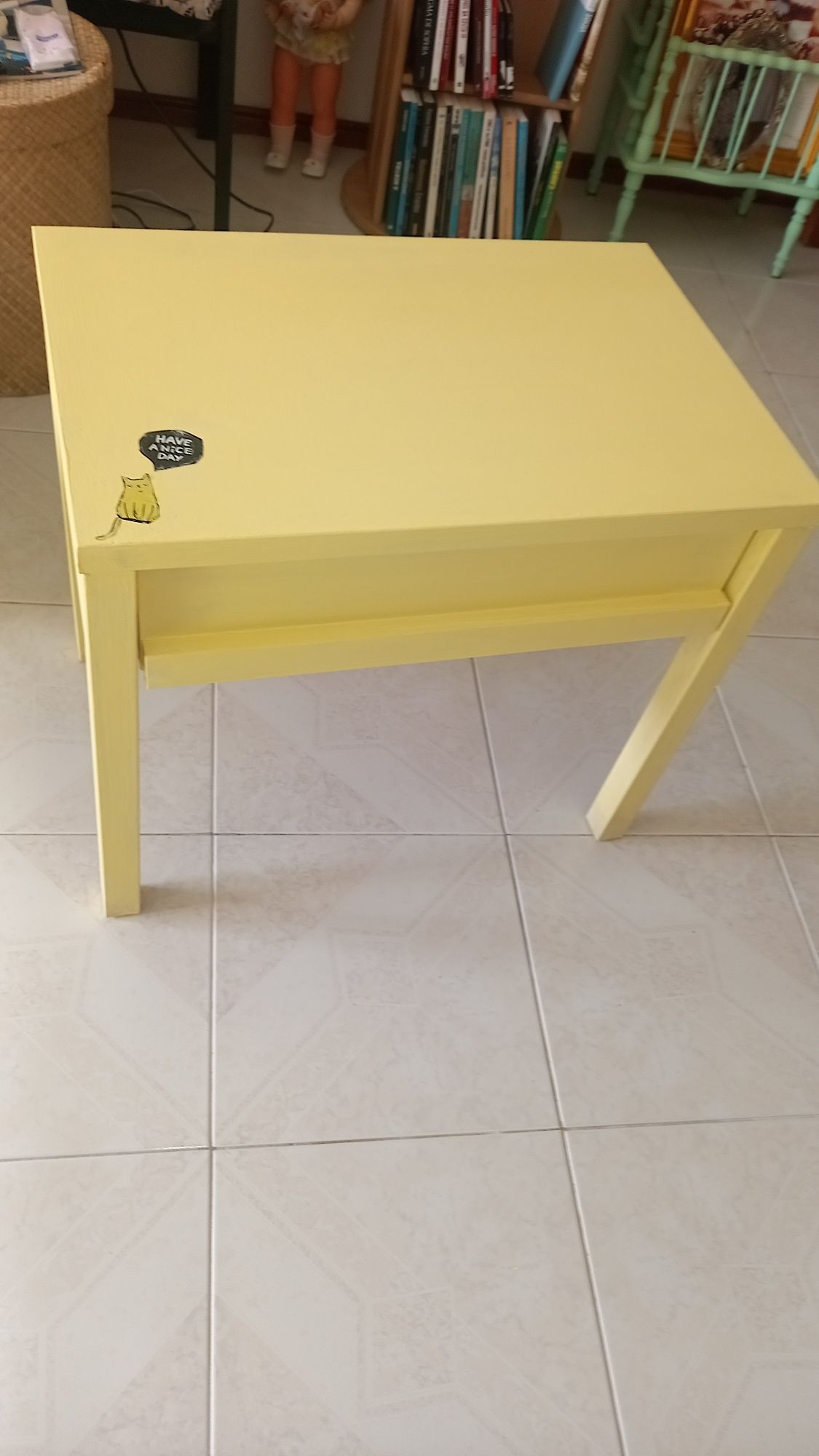 Mesa de apoio/cabeceira, pintada com tinta água (não tóxica).