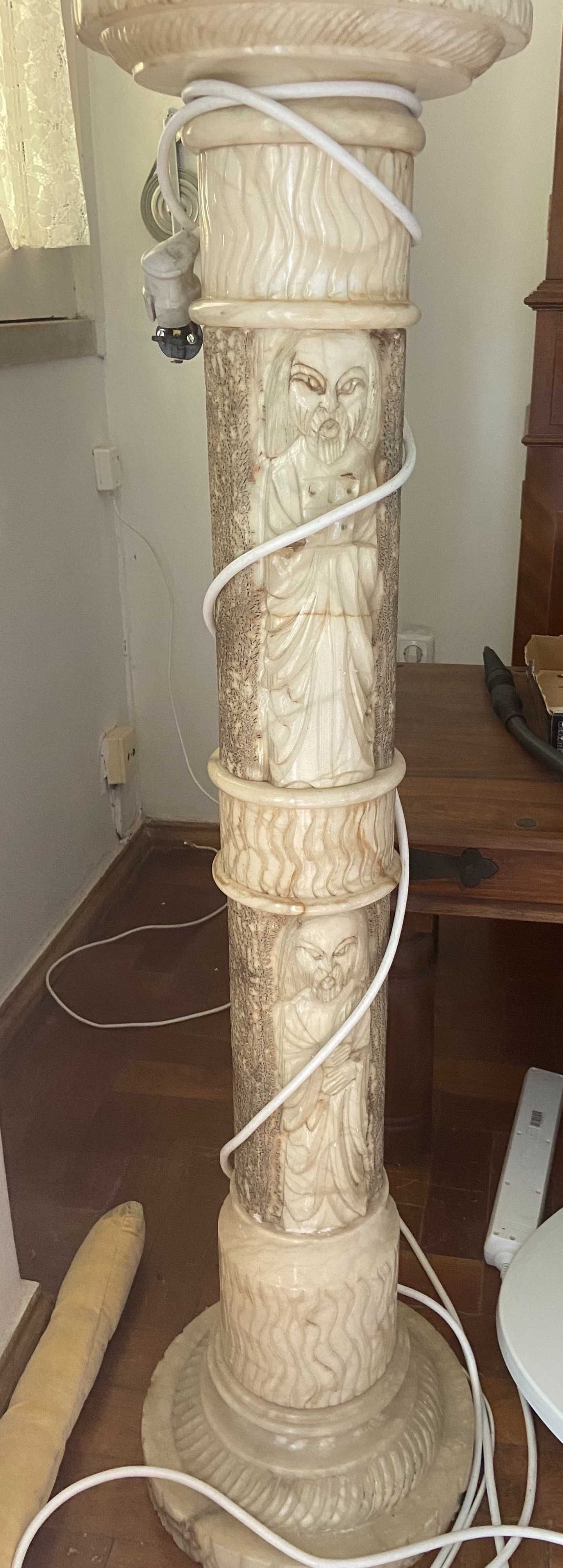 Colunas de pedra, iluminadas