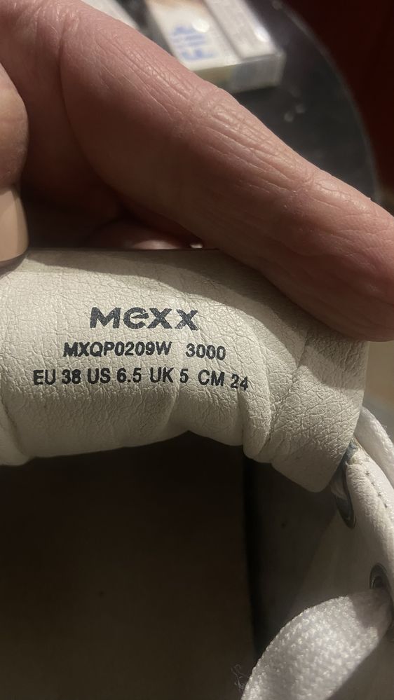 Продам кроссовки MEXX
