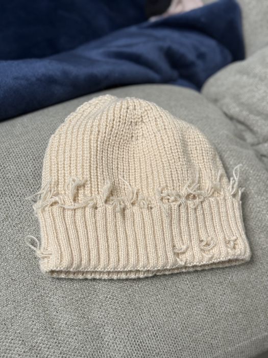 Рвана молочна шапка унісекс / з ефектом рваності / рванка