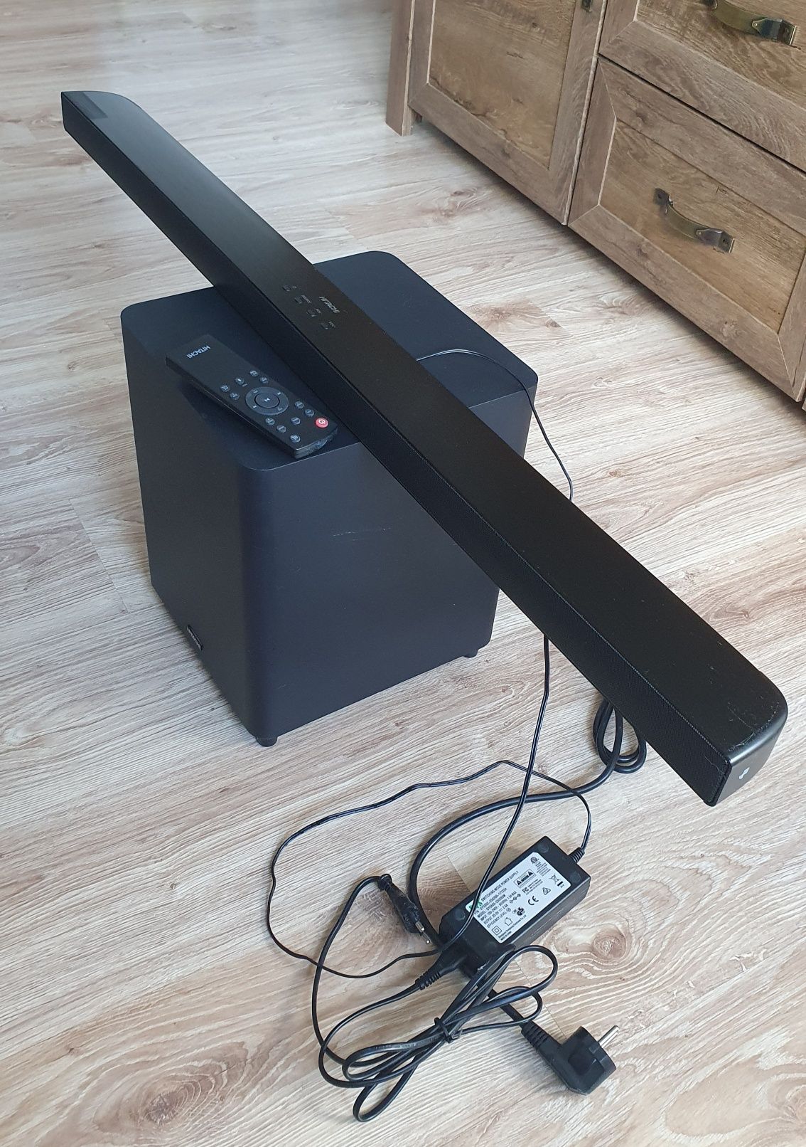 Soundbar Hitachi 2.1 z bezprzewodowym subwooferem.