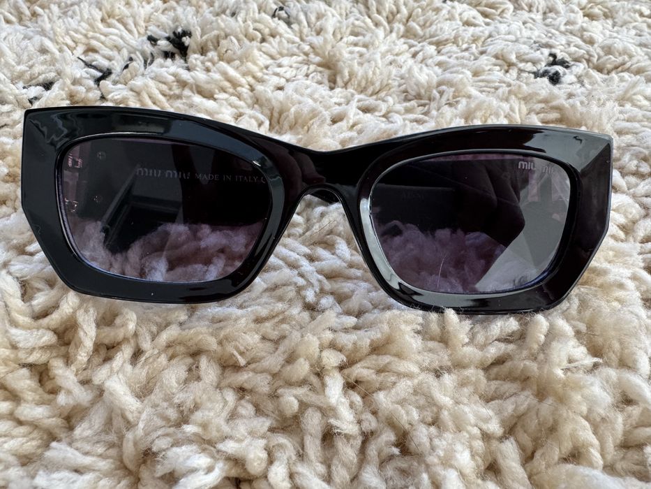 Miu Miu okulary przeciwsłoneczne czarne złote logo damskie wąskie