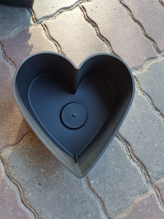 Pojemnik do kompozycji nagrobnej - serce  na nóżce