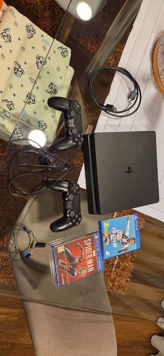 Ps4 com 2 comandos e 2 jogos