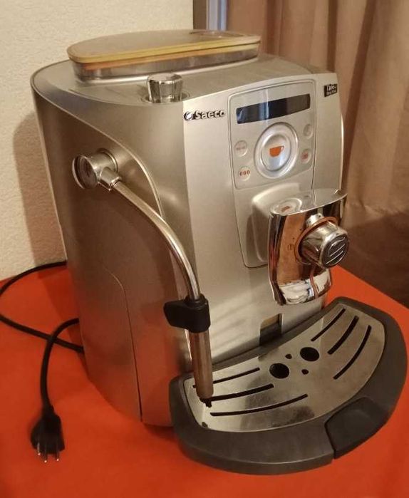 Máquina de café Saeco com moinho precisa de revisão tubo de água