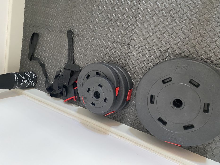 Idealny zestaw do treningu w domu — ławka, sztanga, obciążenia