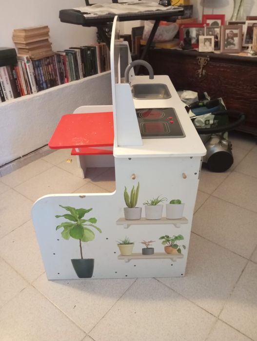 Cozinha de brincar com banco de madeira