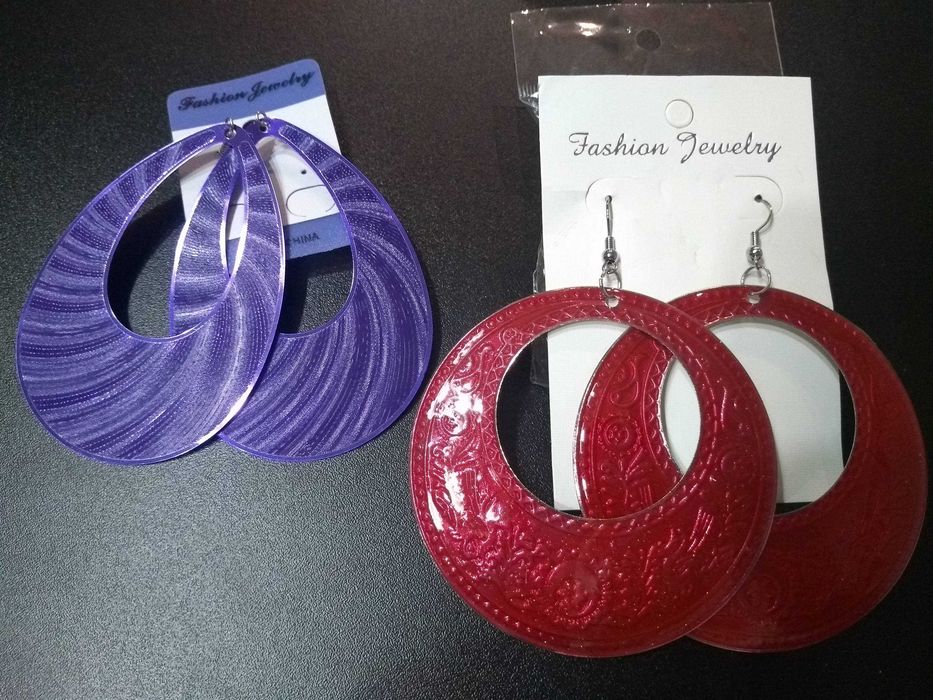 Brincos novos diferentes